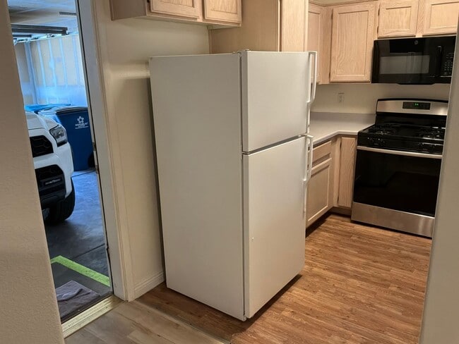 Building Photo - 3 Bedrooms 2.5 Bathrooms 2 car attached garage Gated Subdivision