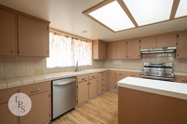 Building Photo - Fresno Westside Farm Home, 2BR/2BA, Built 1992 – Modern Updates!