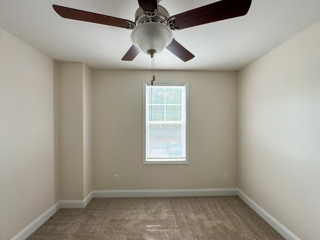 Building Photo - Beautiful 4 Bed 2.5 Bath Home with Fenced Backyard