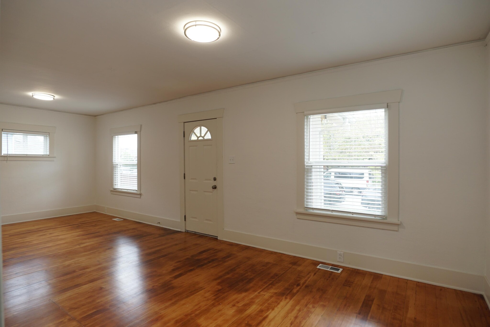 Building Photo - 2107 S Cushman Ave
