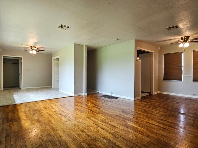 Building Photo - Welcome to this charming 3 bedroom, 1.5 ba...