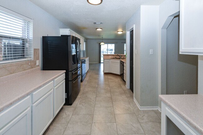 Building Photo - Elegant 4BR/3BA Home with Fireplace, Bonus Room and Open Layout!