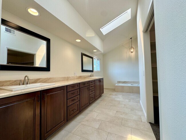 Building Photo - 4925 Regla Ct