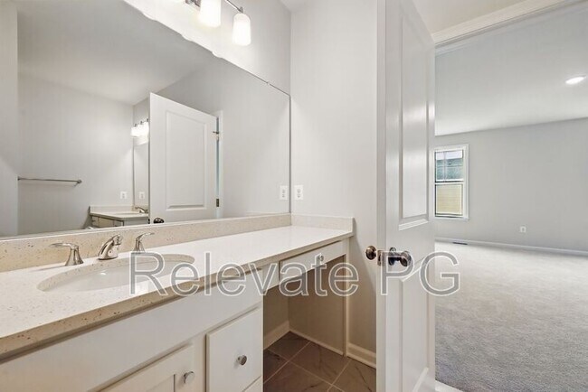 Building Photo - 636 Brookwood Glen Terrace
