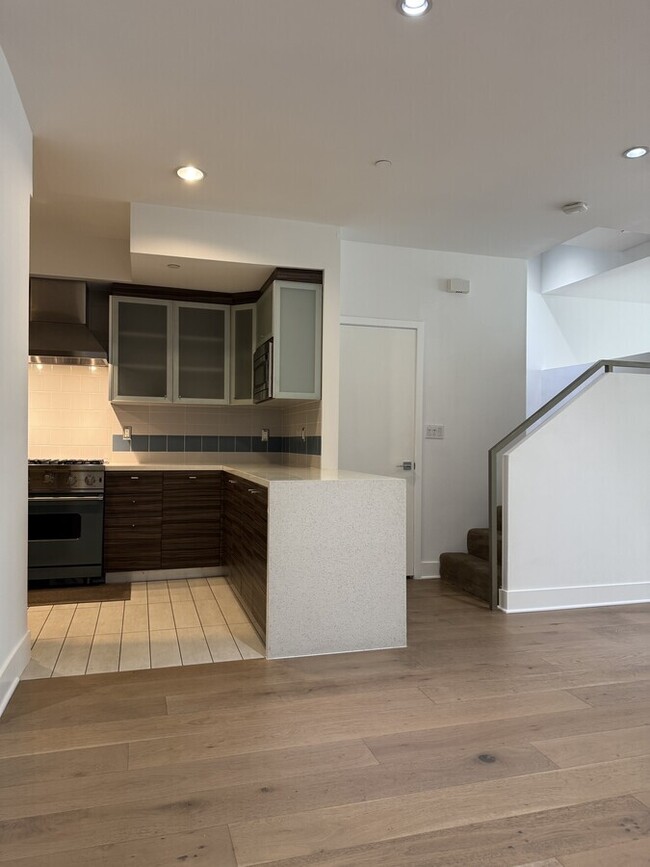 Building Photo - 108 S Croft Ave