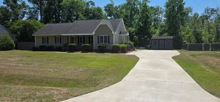 Building Photo - Nice Home with Many Amenities