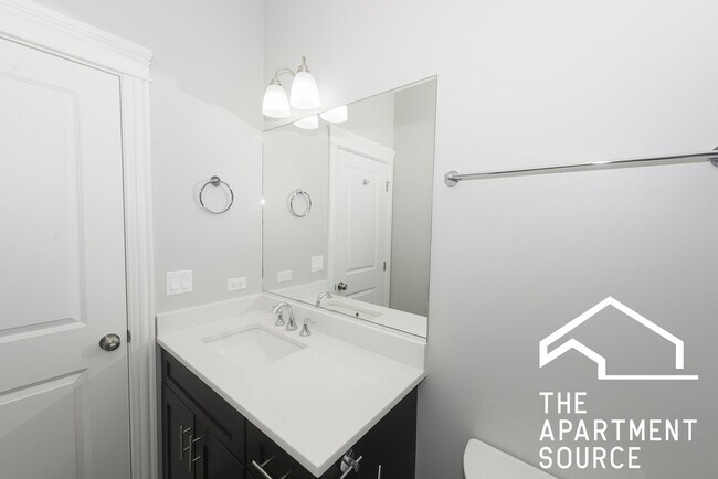 Building Photo - 2346 W Grand Ave