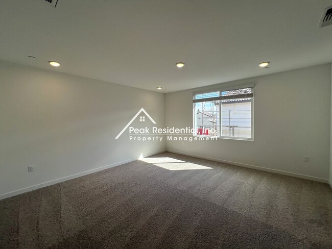 Building Photo - Newer Sacramento 4bd/2.5ba Home!