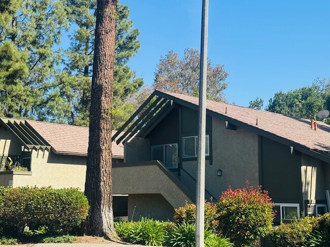 Building Photo - Remodeled Single-Level Beauty in Wildwood!