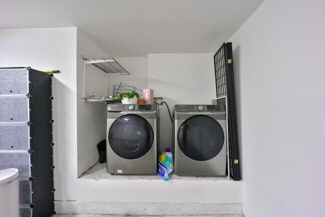 Building Photo - 492 Tyndall St