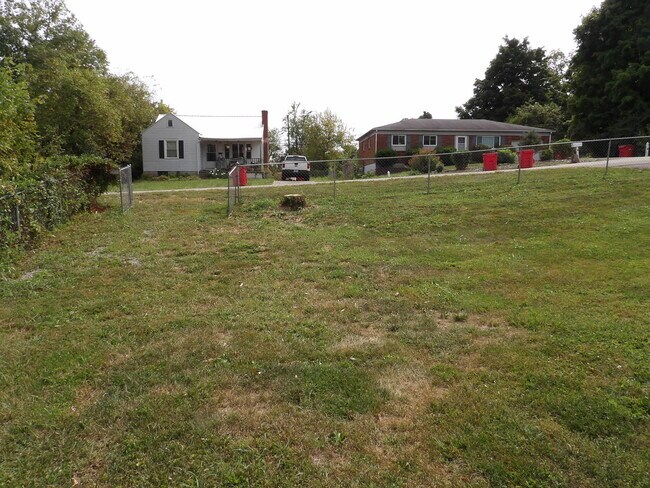 Building Photo - 102 Cedar Dr