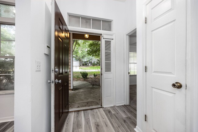 Building Photo - Nicely remodeled 4 bedroom 2 bath home In Hickory Forest
