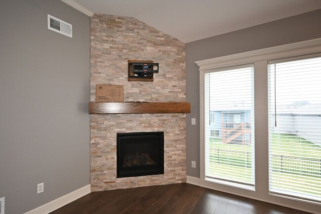 Building Photo - 7465 NW Douglas Ct