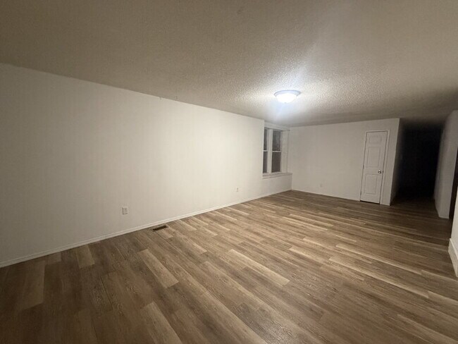 Building Photo - 1513 Des Moines St