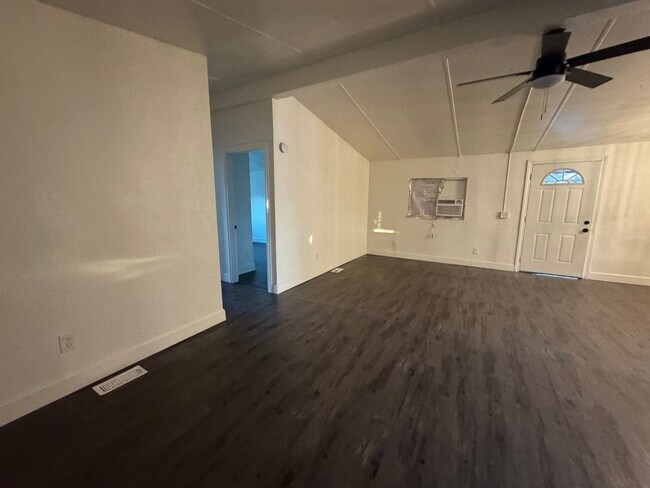 Building Photo - Rental Home with a huge yard