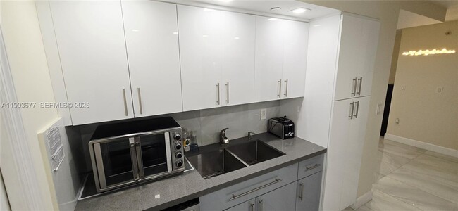 Building Photo - 6917 Collins Ave