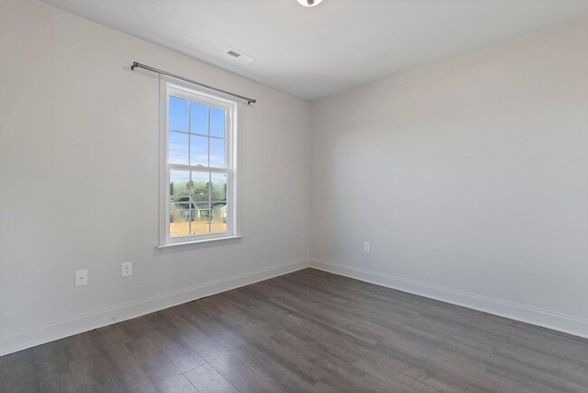 Building Photo - Close to Air Station/Camp Lejeune