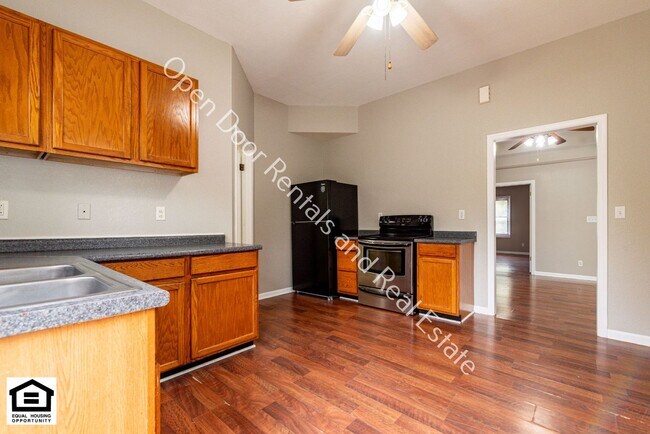 Building Photo - 733 3rd St