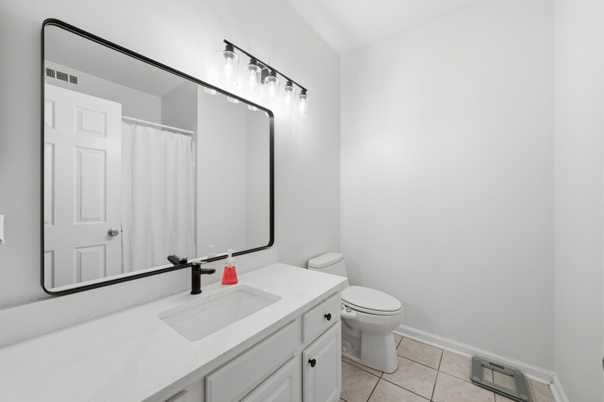 Building Photo - 955 Juniper St NE