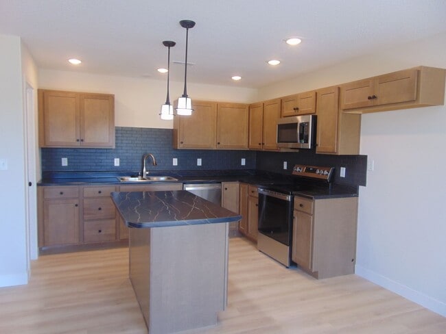 Building Photo - New Modern 3 Bed 2 Bath House