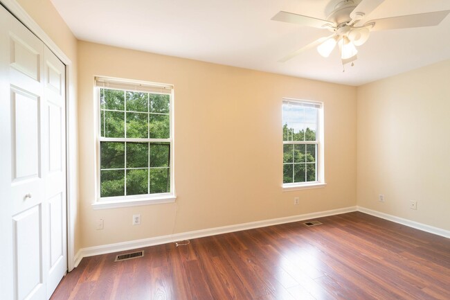Building Photo - Updated 3-Level End Unit Townhouse in Caro...