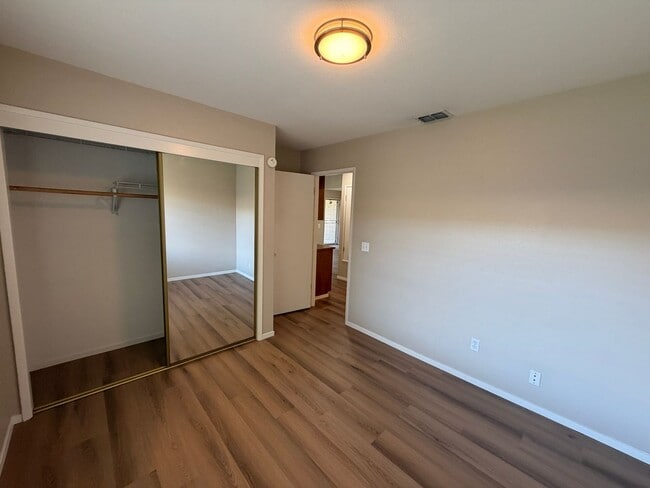 Building Photo - Well Maintained Duplex