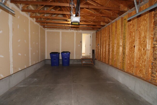 Building Photo - Spacious Home for rent!