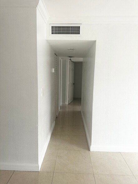 Building Photo - 8840 Fontainebleau Blvd