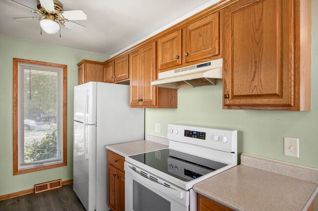 Building Photo - 431 Parkside Dr