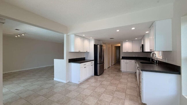 Building Photo - 3827 E Larkspur Dr