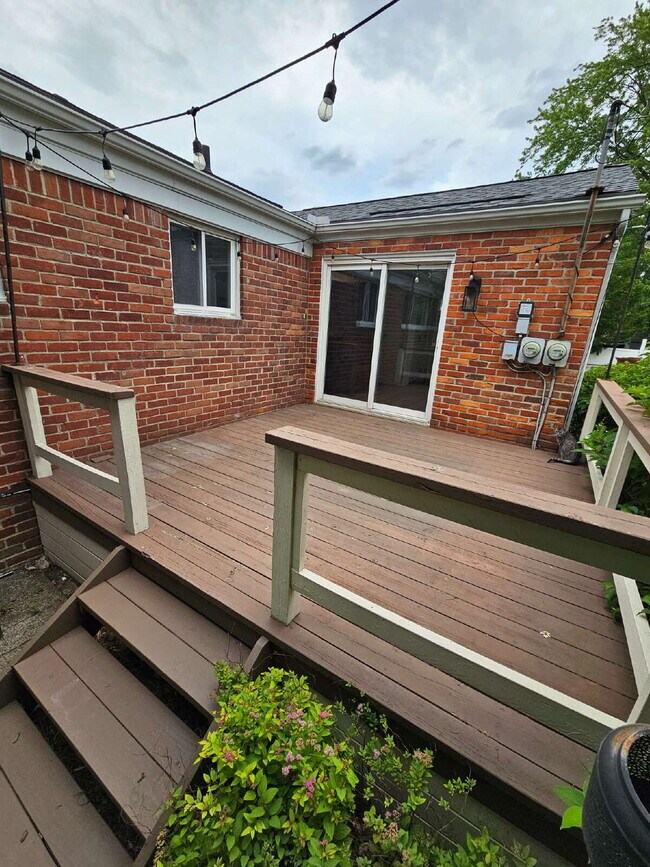 Building Photo - Beautiful 3-Bedroom Ranch in Desirable Northwest Warren, Nice Kitchen, Large Living Room, Finishe...
