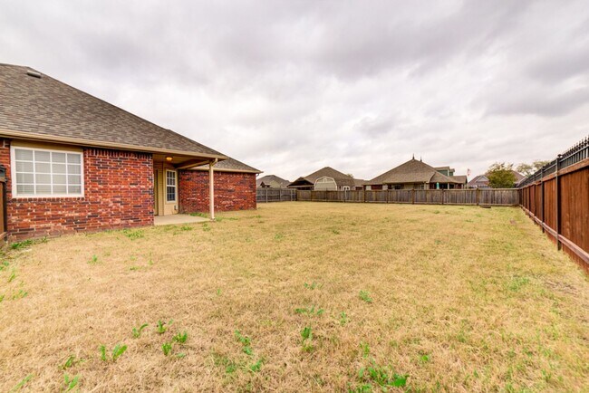 Building Photo - 3 Bed / 2 Bath in Collinsville!