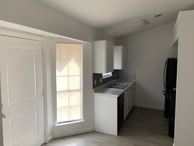 Building Photo - Grasslands