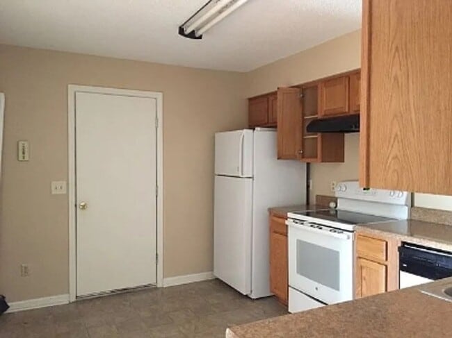 Building Photo - 3 Bedroom 2 bath fenced back yard in a quiet neighborhood!!