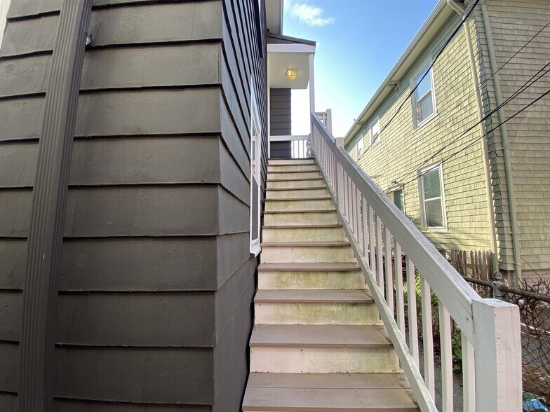 Building Photo - 124 Pine St