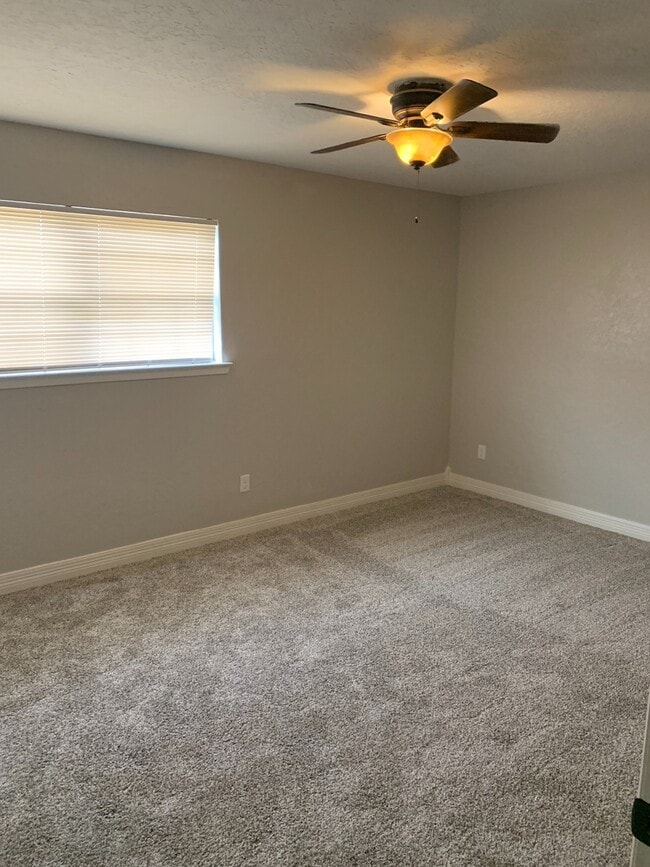Building Photo - 3/2/2 Fence yard Great location LISD