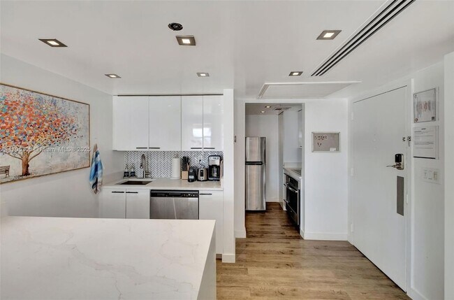 Building Photo - 834 Ocean Dr
