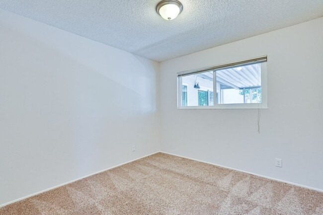 Building Photo - Spacious 3 Bedroom 2 Bath Home with 2 Car Garage and Central Air Conditioning