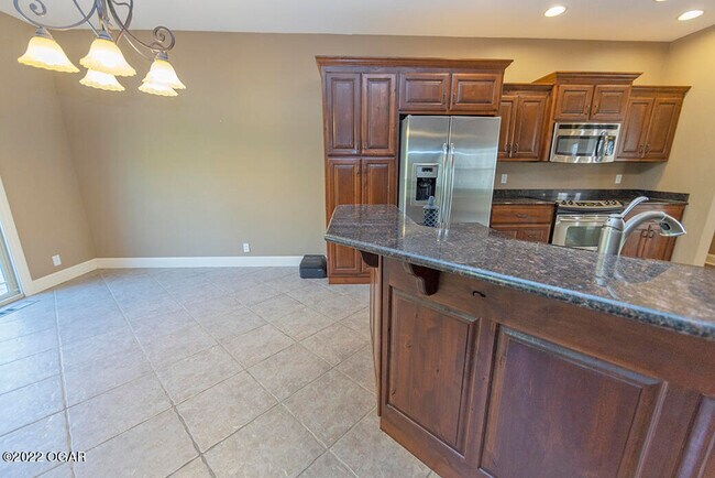Building Photo - 2709 Summit Dr