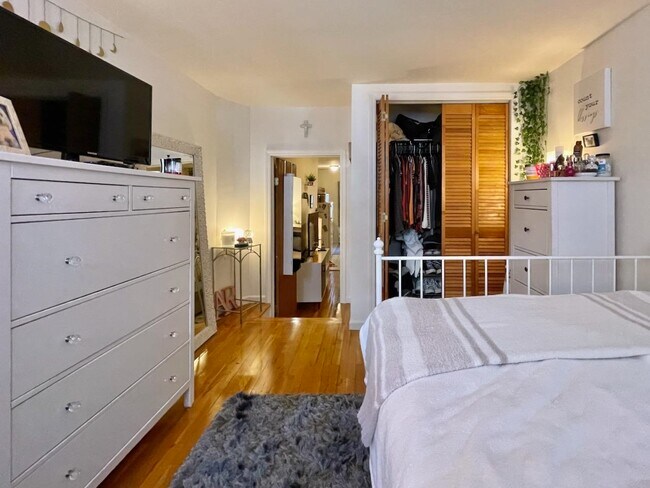 Building Photo - 707 Adams St