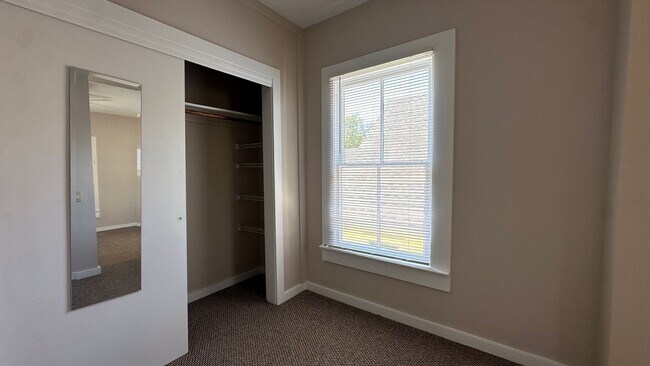 Building Photo - Great downtown location just 1-1/2 blocks off Centre St.!