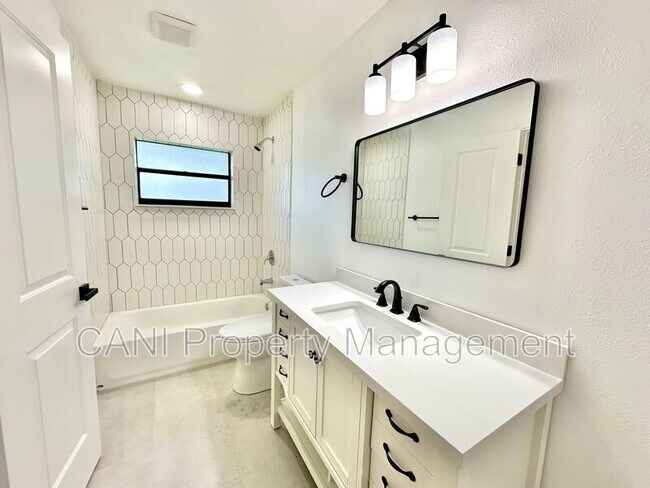 Building Photo - 2517 Royal Palm Dr