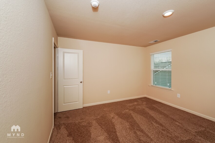 Building Photo - 525 Clover Cir