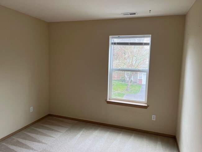 Building Photo - Large Puyallup rental 4 bedroom