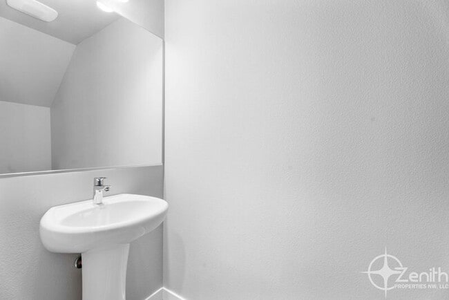 Building Photo - 4712 NE 37th Ct