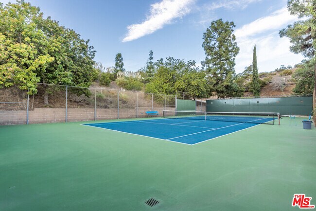 Building Photo - 6732 Hillpark Dr