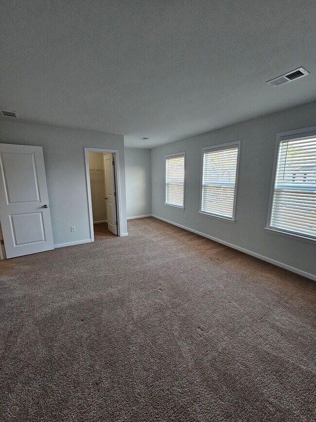 Building Photo - Spacious Two-Story Living on a Premium Lot...