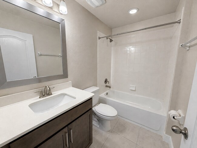Building Photo - Spacious 6-Bedroom Home with 6.5 Baths in Haines City!