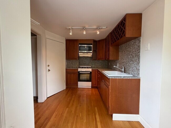 Building Photo - 18 Pleasant St