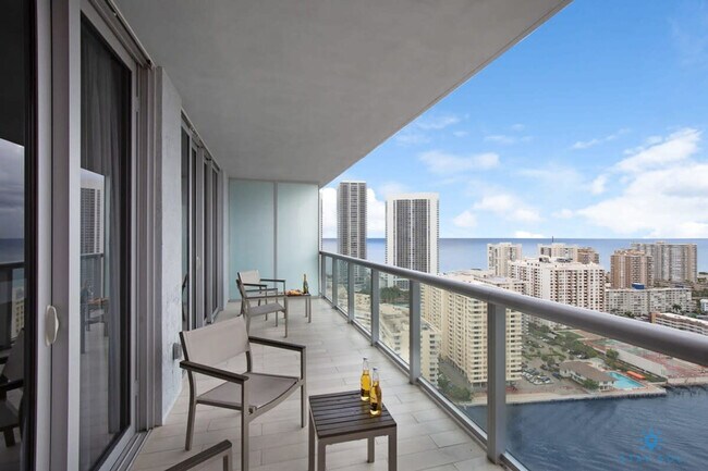 Building Photo - 2602 E Hallandale Beach Blvd